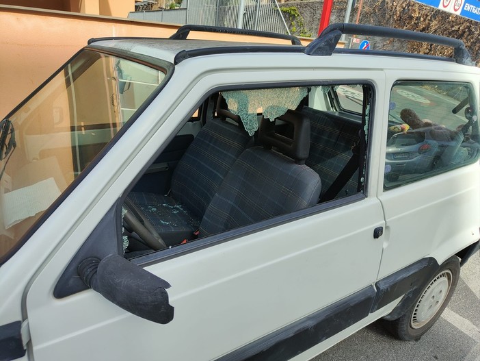 Nuovo raid vandalico a Imperia: auto danneggiate nella notte vicino al Palasalute