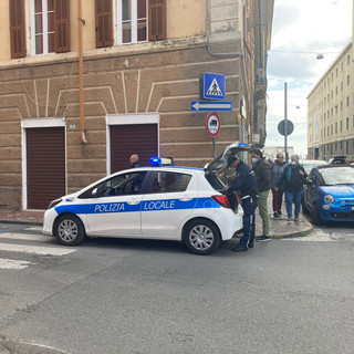 Imperia, apre la portiera dell'auto mentre passa un motorino: un ferito in ospedale (foto) Imperia, apre la portiera dell'auto mentre passa un motorino: un ferito in ospedale (foto)