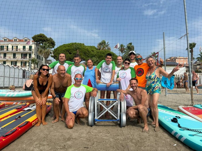 Diano Marina, un mare senza barriere: inaugurata la nuova carrozzina da mare allo SportVillage Diano Marina, un mare senza barriere: inaugurata la nuova carrozzina da mare allo SportVillage