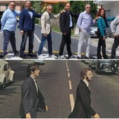 Pontedassio, via Torino come Abbey Road e Ilvo Calzia si trasforma in John Lennon Pontedassio, via Torino come Abbey Road e Ilvo Calzia si trasforma in John Lennon