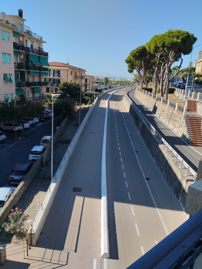 Pista ciclabile di Imperia senza alberi. Al posto del bosco sulla Vespucci un gruppo di imperiesi propone la piantumazione di piante e fiori sulla corsia dedicata alla navetta