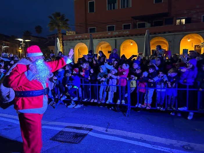 Imperia, festa in calata Cuneo: Babbo Natale arriva dal mare (foto)