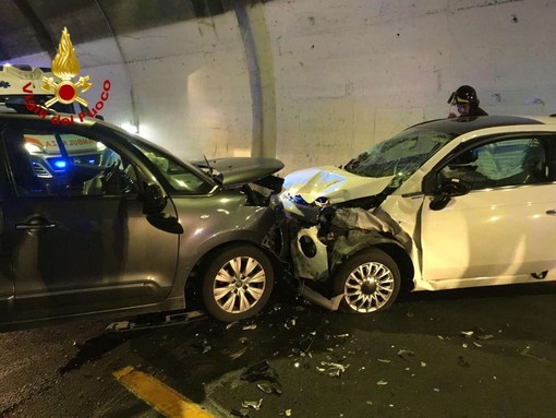 Incidente in A10, due feriti allo svincolo di San Bartolomeo: interviene l'elisoccorso Incidente in A10, due feriti allo svincolo di San Bartolomeo: interviene l'elisoccorso