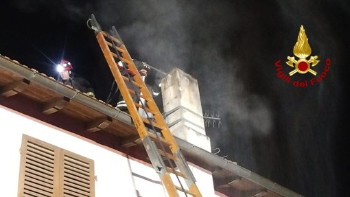 Fiamme dalla canna fumaria, prende fuoco il tetto di una abitazione a Imperia (foto) Fiamme dalla canna fumaria, prende fuoco il tetto di una abitazione a Imperia (foto)
