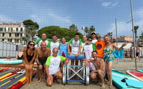Diano Marina, un mare senza barriere: inaugurata la nuova carrozzina da mare allo SportVillage
