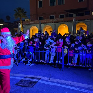 Imperia, festa in calata Cuneo: Babbo Natale arriva dal mare (foto)
