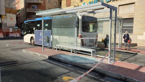 Imperia, manovra sbagliata e bus turistico distrugge pensilina in largo Piana (foto) Imperia, manovra sbagliata e bus turistico distrugge pensilina in largo Piana (foto)
