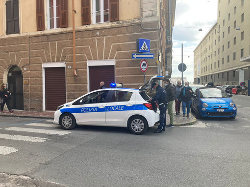 Imperia, apre la portiera dell'auto mentre passa un motorino: un ferito in ospedale (foto) Imperia, apre la portiera dell'auto mentre passa un motorino: un ferito in ospedale (foto)