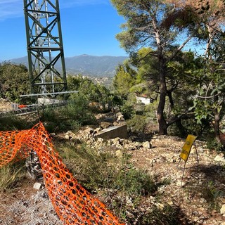 Diano Marina, antenna dei Pini del Rosso il Comitato non demorde: "Paesaggio deturpato, intervenga il Comune" (foto)