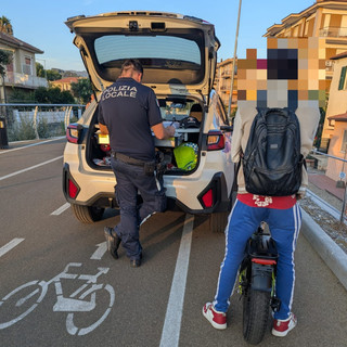 Biciclette elettriche irregolari, giro di vite della polizia locale a Diano Marina