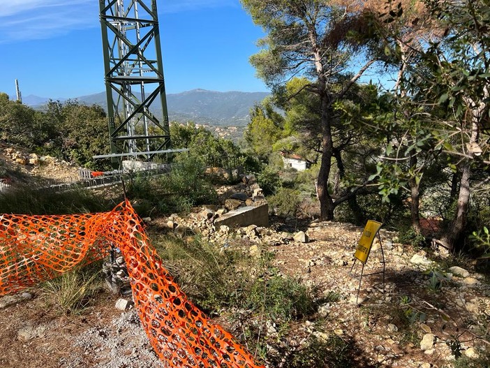 Diano Marina, antenna dei Pini del Rosso il Comitato non demorde: "Paesaggio deturpato, intervenga il Comune" (foto) Diano Marina, antenna dei Pini del Rosso il Comitato non demorde: "Paesaggio deturpato, intervenga il Comune" (foto)