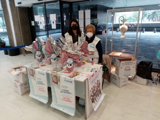 Lotta al neuroblastoma: nella sede della Regione Liguria le uova di Pasqua del 'Bambino con l'imbuto'