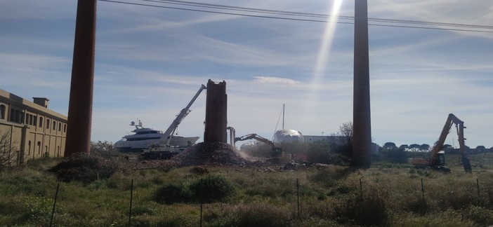 Imperia, abbattimento ciminiera centrale delle ex Ferriere. Teresa Barazzetti: " Esempio di arroganza del potere"