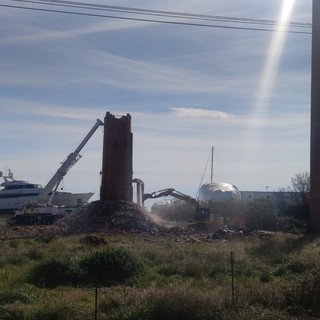 Imperia, abbattimento ciminiera centrale delle ex Ferriere. Teresa Barazzetti: " Esempio di arroganza del potere"