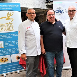 Vessalico: inaugurata la mostra di Tiziano Riverso e consegnata la targa 'Custodi del Territorio' alla Tenuta Maffone (Foto) Vessalico: inaugurata la mostra di Tiziano Riverso e consegnata la targa 'Custodi del Territorio' alla Tenuta Maffone (Foto)