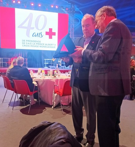 Il Principe di Monaco per 40 anni presidente della Croix Rouge: una targa dalla Cri della nostra provincia (Foto)