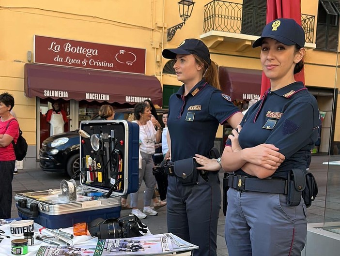 Fiera del Libro Imperia, tanti visitatori allo stand della questura (foto)