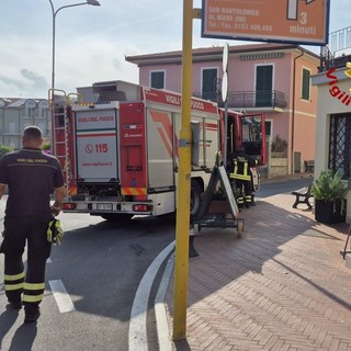 Cade sugli scogli a Cervo, soccorso un uomo di 80 anni