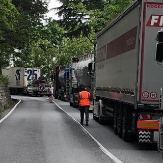 Pornassio: due Tir ieri incastrati sulla SS28, il sindaco Adolfo "Chiederò la loro interdizione dalla statale!" Pornassio: due Tir ieri incastrati sulla SS28, il sindaco Adolfo "Chiederò la loro interdizione dalla statale!"