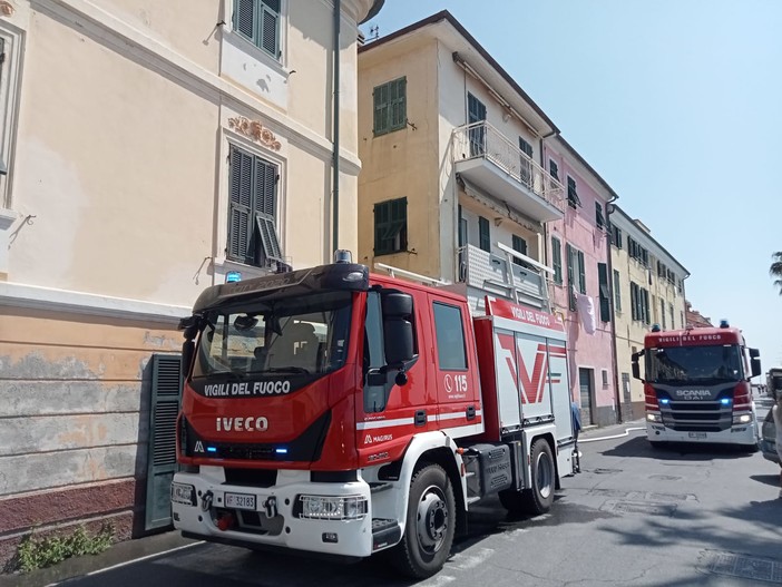Imperia, incendio al piano terra sul lungomare del Prino (foto) Imperia, incendio al piano terra sul lungomare del Prino (foto)