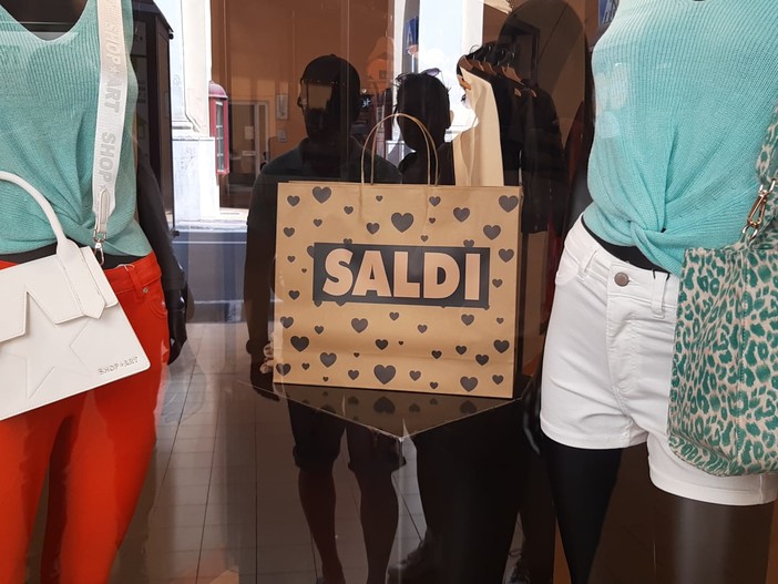 E’ già tempo di saldi, scatteranno sabato 6 luglio e dureranno 45 giorni