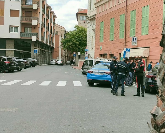 Lite in piazza Calvi, intervento di polizia e carabinieri Lite in piazza Calvi, intervento di polizia e carabinieri