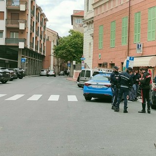 Lite in piazza Calvi, intervento di polizia e carabinieri Lite in piazza Calvi, intervento di polizia e carabinieri