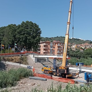 Imperia, gru in azione per la posa della campata del nuovo ponte di Piani (foto) Imperia, gru in azione per la posa della campata del nuovo ponte di Piani (foto)