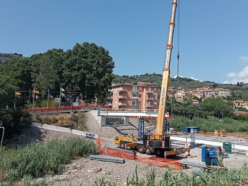 Imperia, gru in azione per la posa della campata del nuovo ponte di Piani (foto)