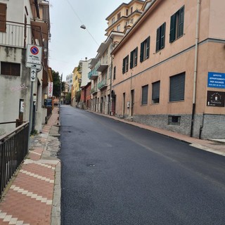 Imperia, asfaltata via Pirinoli una delle strade più trafficate di Porto Maurizio (foto)