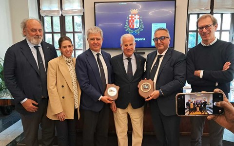 Imperia e Napoli unite dalla vela: siglato il gemellaggio tra gli Yacht Club