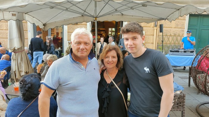 Imperia, festa per i 25 anni del Bar Niky. Gagliano: "In tanti sono passati di qua, li ricordo tutti" (foto e video) Imperia, festa per i 25 anni del Bar Niky. Gagliano: "In tanti sono passati di qua, li ricordo tutti" (foto e video)