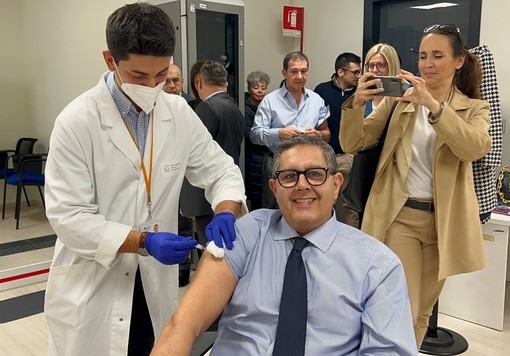 Il presidente della Regione Giovanni Toti si vaccina contro l’influenza
