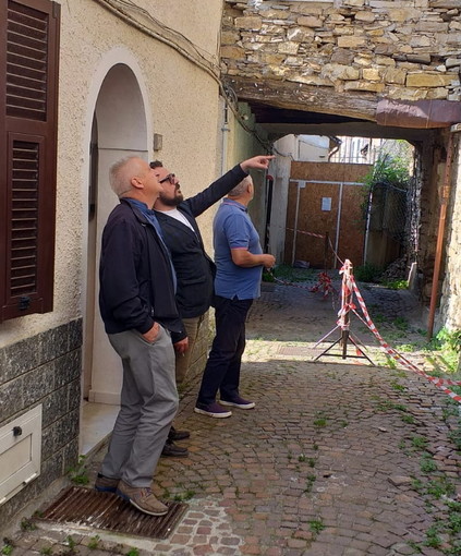 Aurigo: degrado e fabbricati in abbandono, ieri il sopralluogo della nuova amministrazione (Foto)