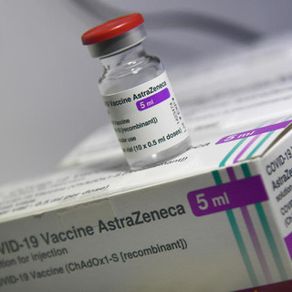 Sospensione lotto di AstraZeneca: 27 flaconi giacenti nella nostra Asl, le precisazioni di Alisa