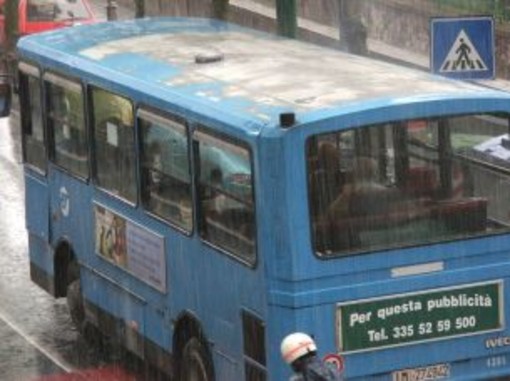 Ancora disagi per gli studenti che usano il bus per andare a scuola: nuova protesta da una mamma