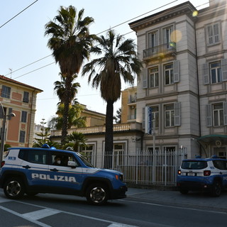 Sanremo: rapina gioielleria e cerca di scappare in autobus, 69enne fermato dalla Polizia