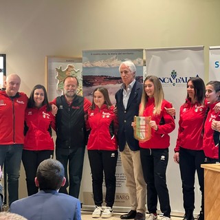 Pallapugno, le ragazze degli Amici del Castello premiate dal presidente del Coni Malagò Pallapugno, le ragazze degli Amici del Castello premiate dal presidente del Coni Malagò