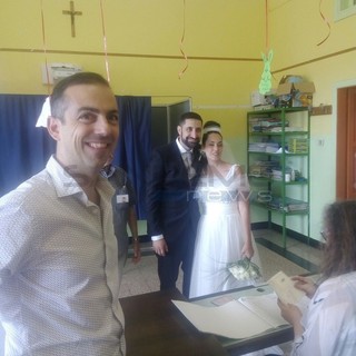 Imperia: balottaggio, oggi è andata a votare anche una coppia di sposi in abiti da cerimonia (Foto)