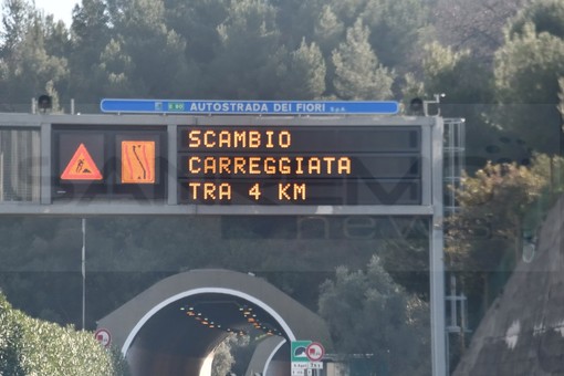 Esodo per il 25 aprile in Liguria: code infinite sulla A10 e turisti imbufaliti, gli albergatori sugli scudi Esodo per il 25 aprile in Liguria: code infinite sulla A10 e turisti imbufaliti, gli albergatori sugli scudi