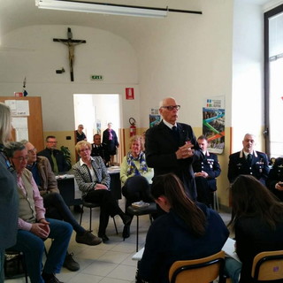 Pieve di Teco: il Maresciallo dei Carabinieri Antonio Brunetti incontra gli studenti del ‘Ruffini’ (foto)