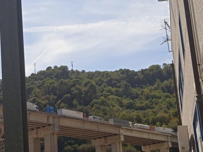 A10, chilometri di coda in autostrada: traffico bloccato tra Bordighera e Ventimiglia (Foto) A10, chilometri di coda in autostrada: traffico bloccato tra Bordighera e Ventimiglia (Foto)