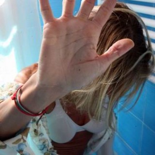 Imperia: un minore tenta di violentare una sua coetanea, le sue urla attivano l'allarme dato alla Polizia Imperia: un minore tenta di violentare una sua coetanea, le sue urla attivano l'allarme dato alla Polizia