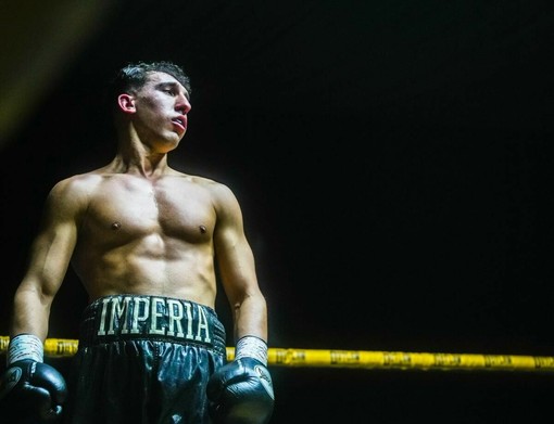 LA STORIA/ Andrea Cikalleshi, il pugile che sogna il titolo in Inghilterra: “Lavoro in fabbrica, mi alleno due volte al giorno. Voglio portare Imperia con me sul ring”