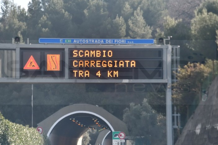 Esodo per il 25 aprile in Liguria: code infinite sulla A10 e turisti imbufaliti, gli albergatori sugli scudi Esodo per il 25 aprile in Liguria: code infinite sulla A10 e turisti imbufaliti, gli albergatori sugli scudi