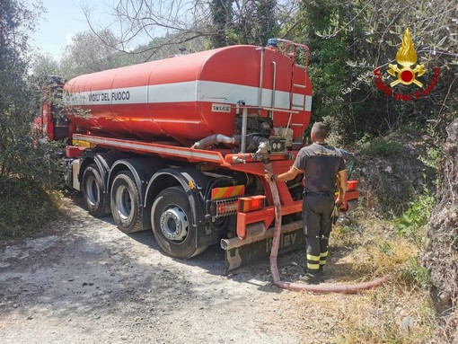 Proseguono i rifornimenti idrici dei Vigili del Fuoco nell'entroterra: oggi autobotti a Borghetto d'Arroscia e Ranzo