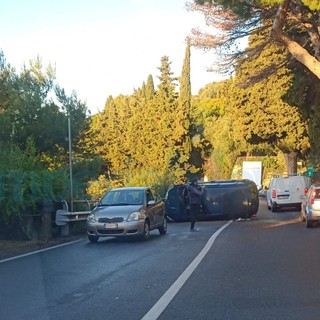 Imperia: auto si capotta sul Capo Berta, illeso il conducente ma traffico rallentato (Foto)