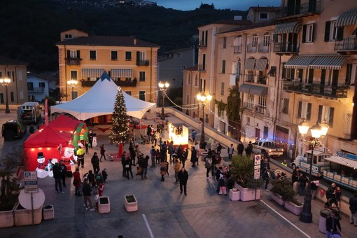 Pontedassio paese di Natale: grande festa per l'accensione dell'albero in piazza (foto)