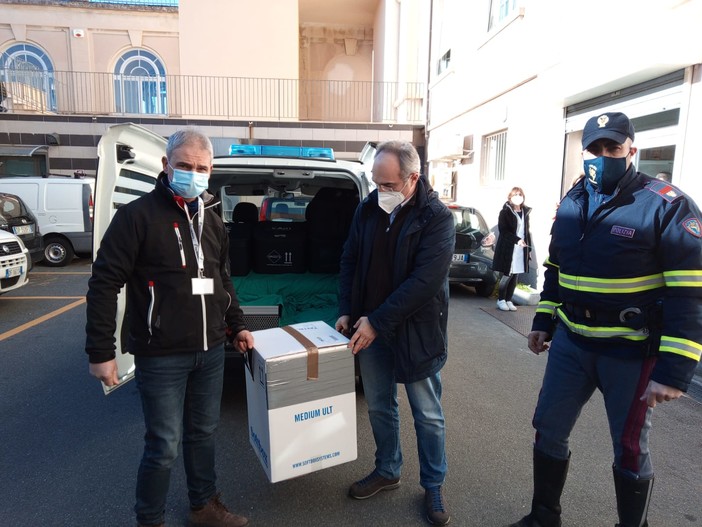 Nelle prime foto l'arrivo dei vaccini al 'Borea' Nelle prime foto l'arrivo dei vaccini al 'Borea'