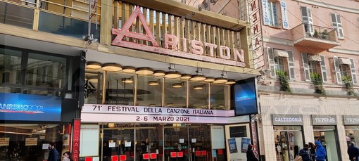 A mezzanotte è scattata la zona 'gialla' e oggi via alla settimana del Festival: aprono bar e ristoranti ma ci sono molti divieti